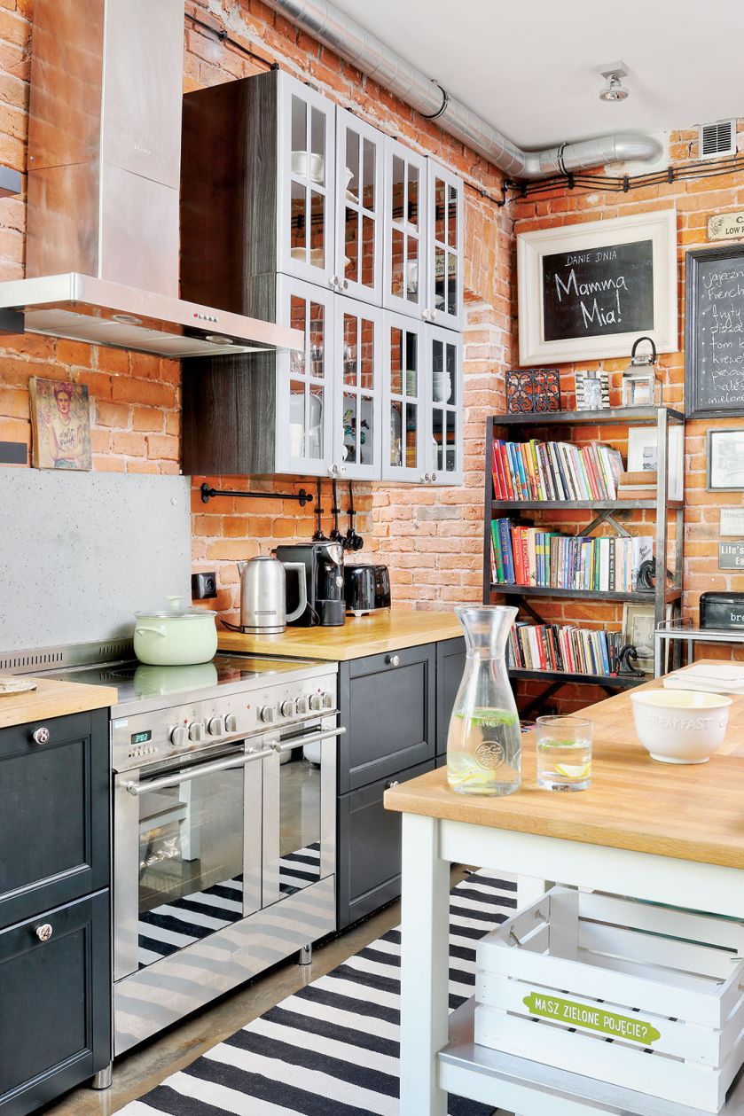 Kuchnia z IKEA. Loft z kryształkami w stylowej kamienicy
