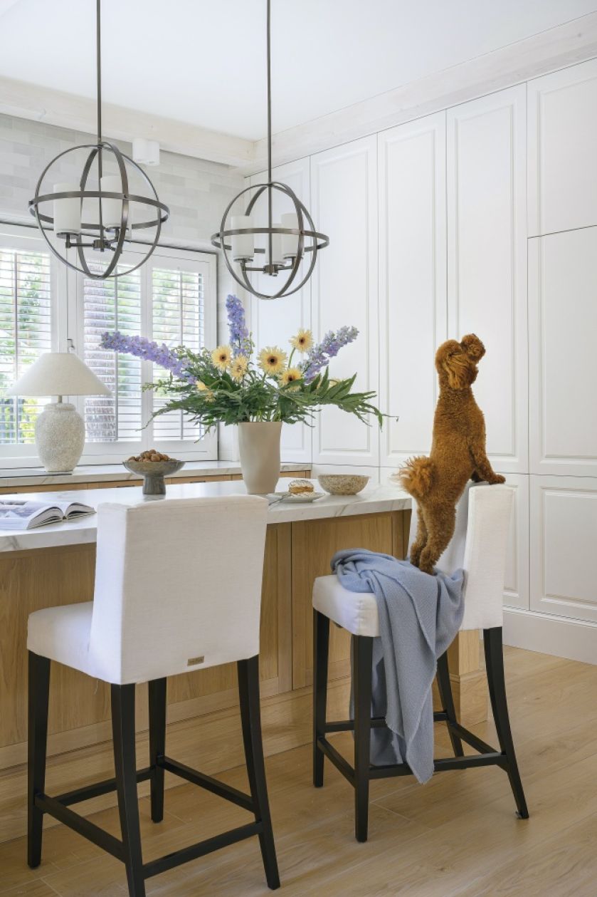 biała kuchnia z drewnem