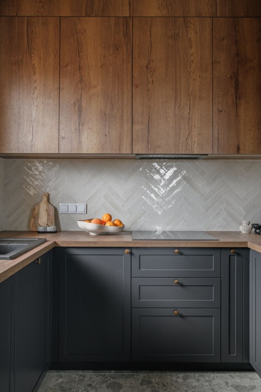 ciemnoszare i drewniane szafki w kuchni