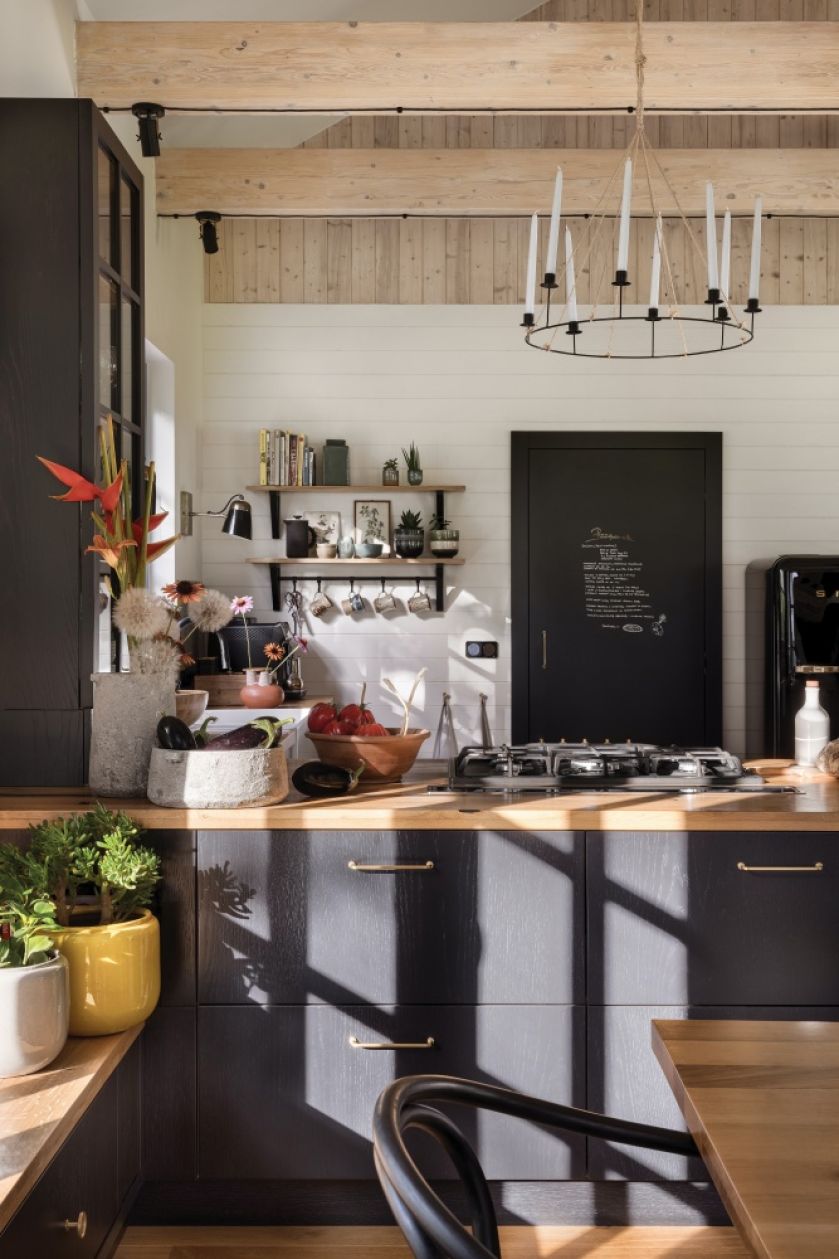 kuchnia w stylu skandynawskim czarna z drewnem