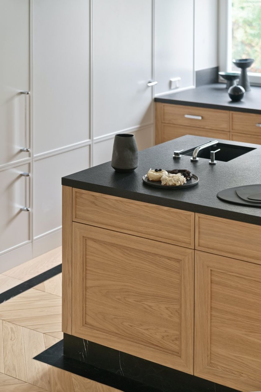 drewniane meble kuchenne z czarnym blatem