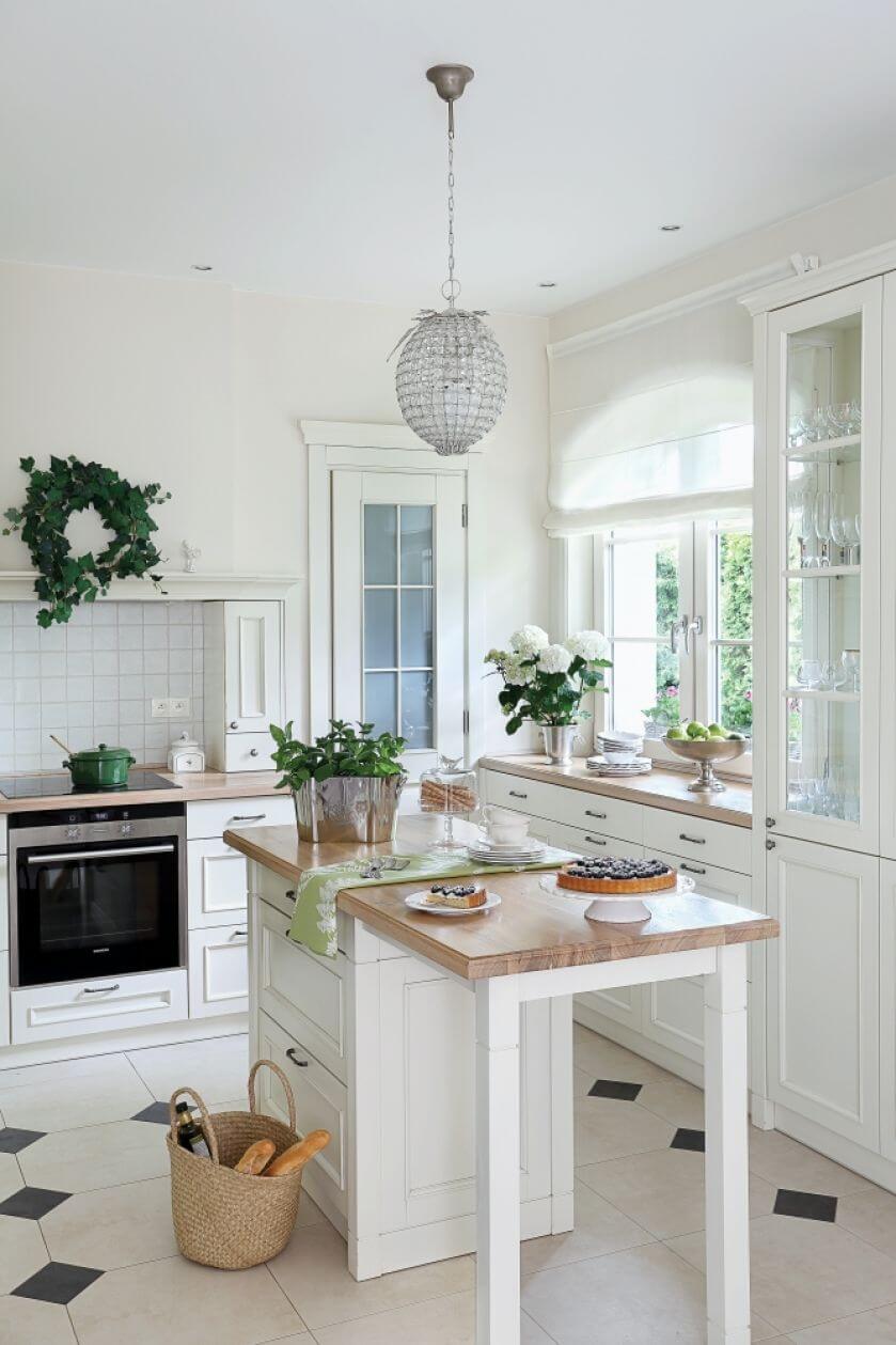 kuchnia z białymi frontami