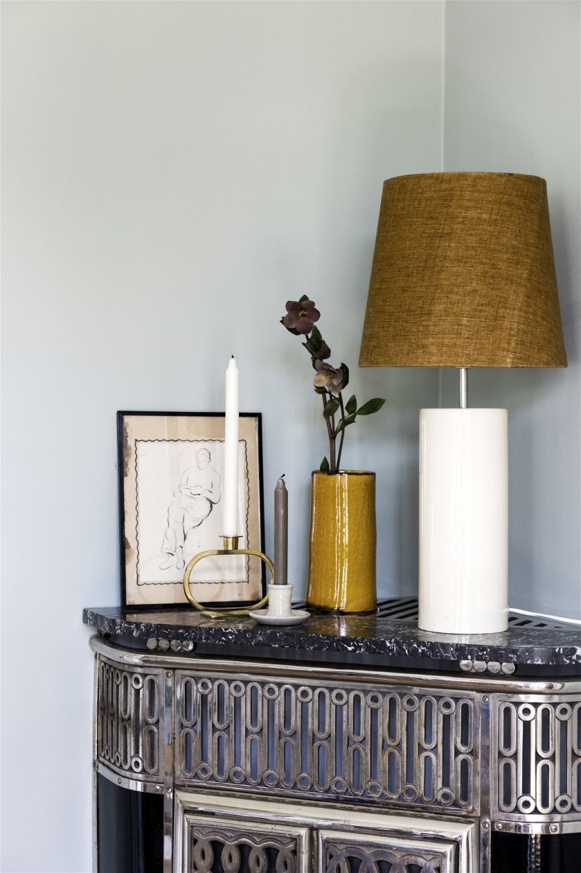 lampy do salonu stojące na komodę