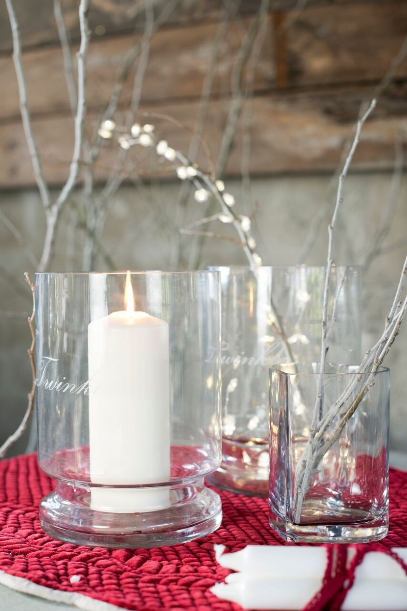 Lampiony, wianki, dekoracje w stylu shabby chic wprowadzą do wnętrza ciepły i rodzinny nastrój.