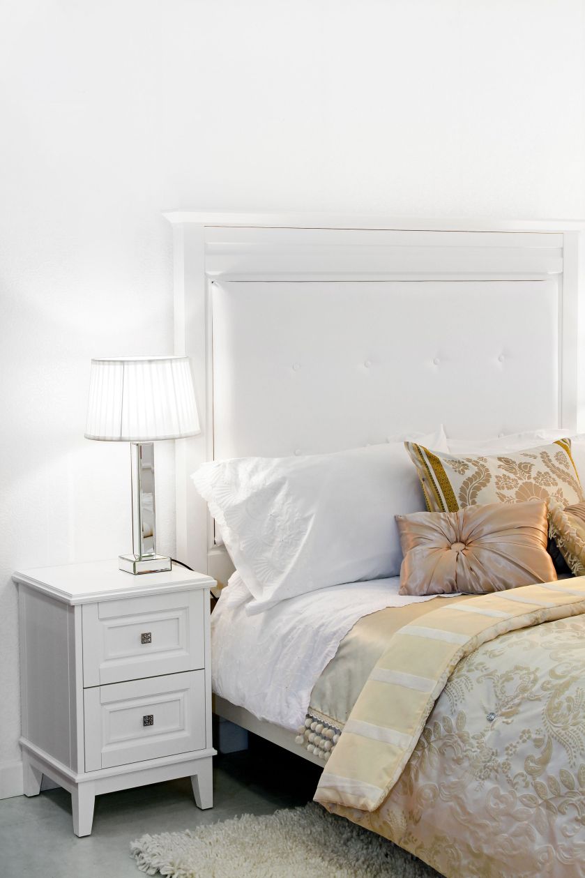 Lampka przy łóżku jest konieczna nie bedziemy musieli wstawać po ciemku.