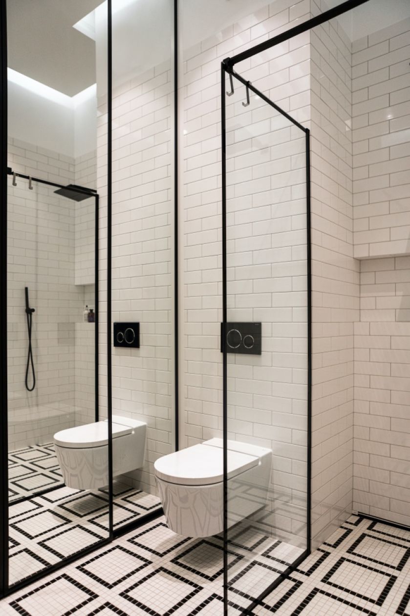 czarno-biała łazienka w stylu paryskim