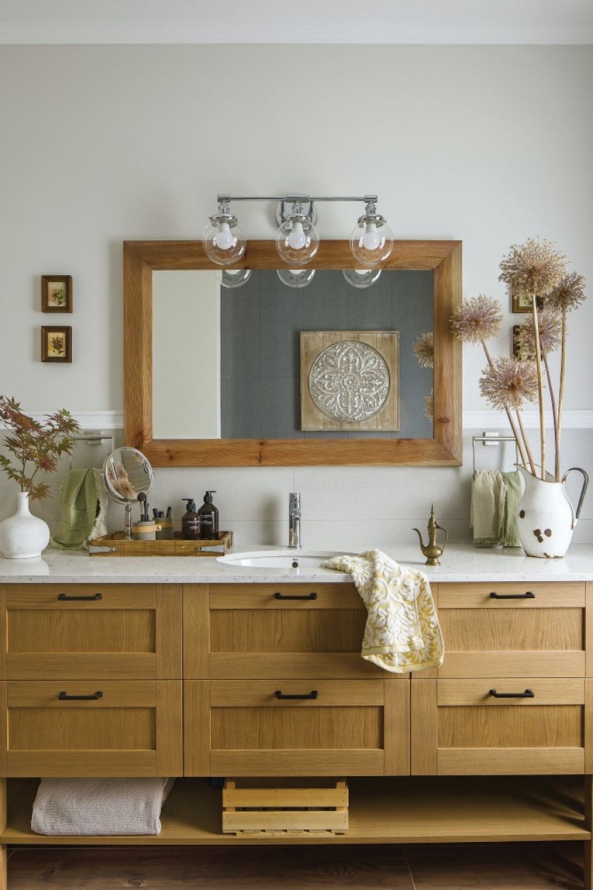 łazienka biała z drewnem