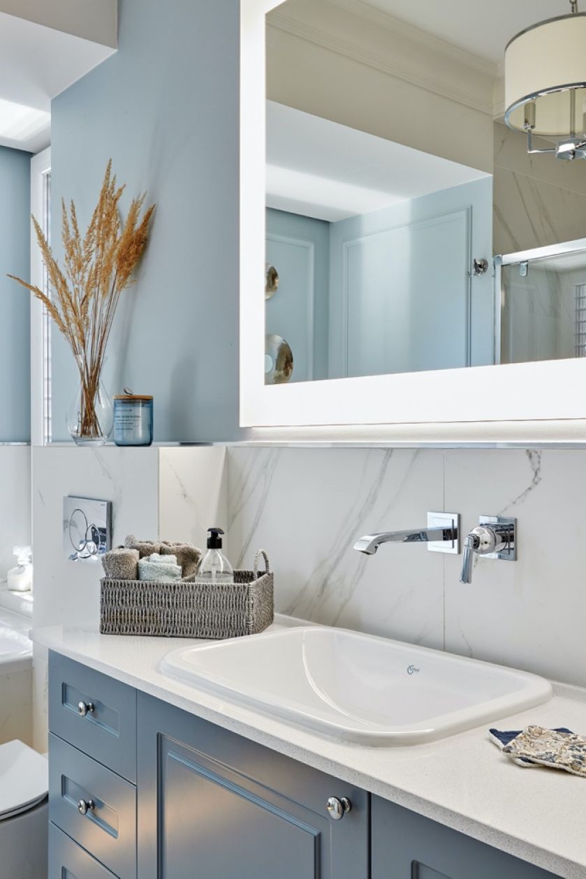 biało niebieska łazienka zdjęcia