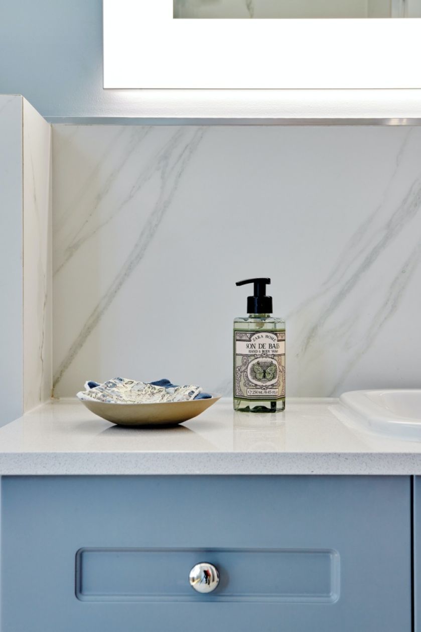 niebieskie szafki łazienkowe