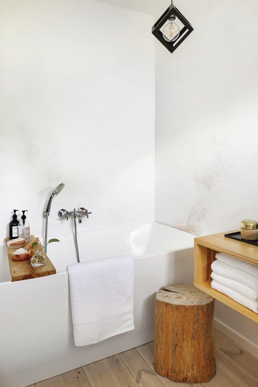 biała łazienka z drewnem w starym domu