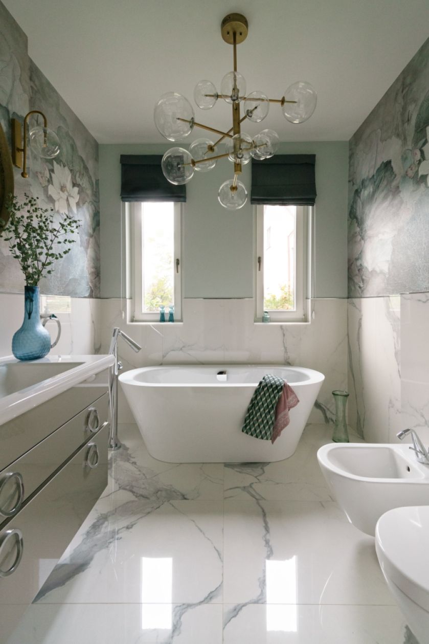 tapeta w kwiaty w łazience