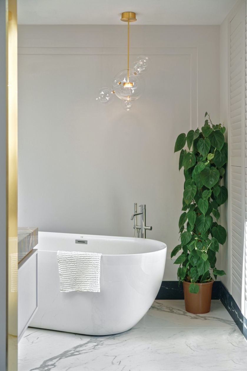 łazienka z wanną w mieszkaniu w bloku