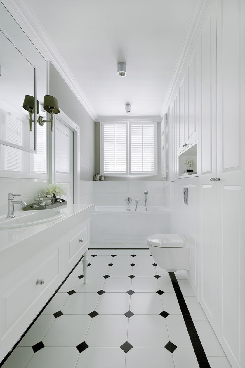 To mieszkanie jest leciutkie, ponadczasowe i eleganckie: klasyczne meble i dodatki, sztukaterie, stonowane