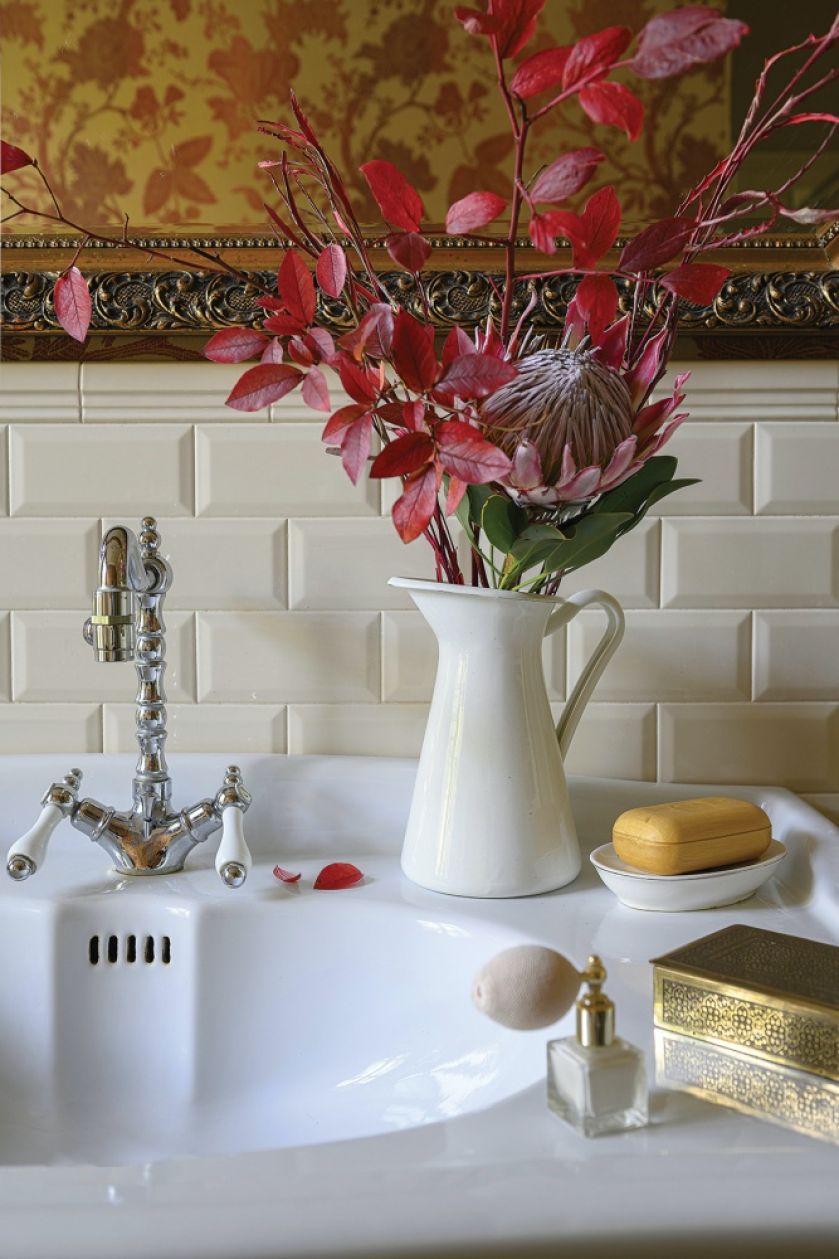 łazienka z tapetą i płytkami