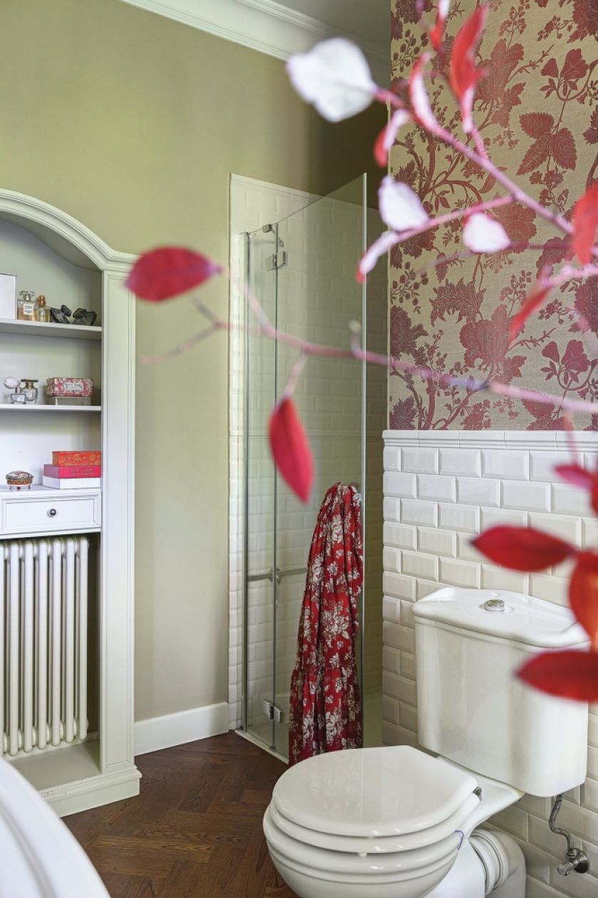 łazienka z tapetą na ścianie