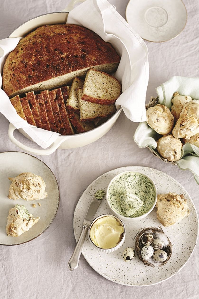 Tort kanapkowy z masą twarożkową, pancakes z sałatką jabłkowo-rzodkiewkową i dip z czerwonej soczewicy. Poczuj