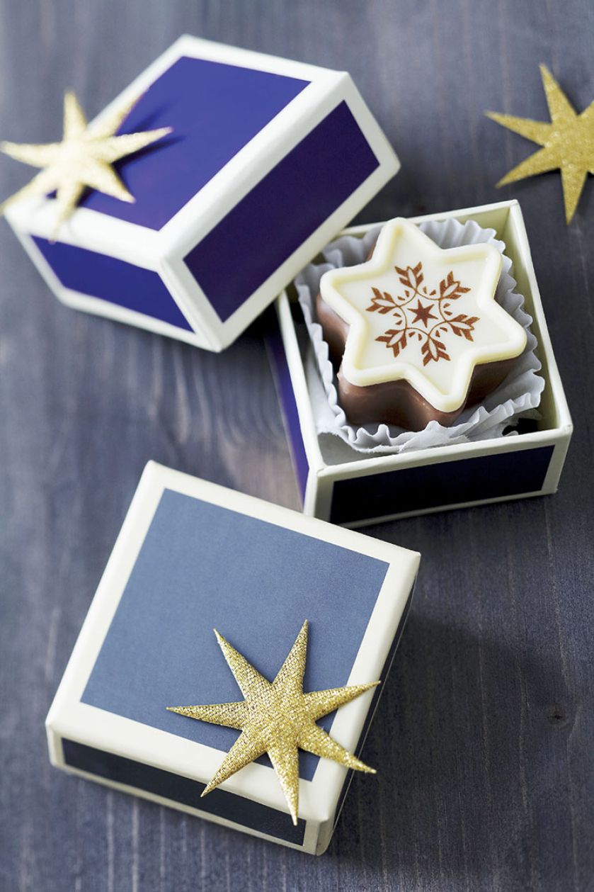 Udekoruj pudełka na prezenty papierowymi gwiazdkami.