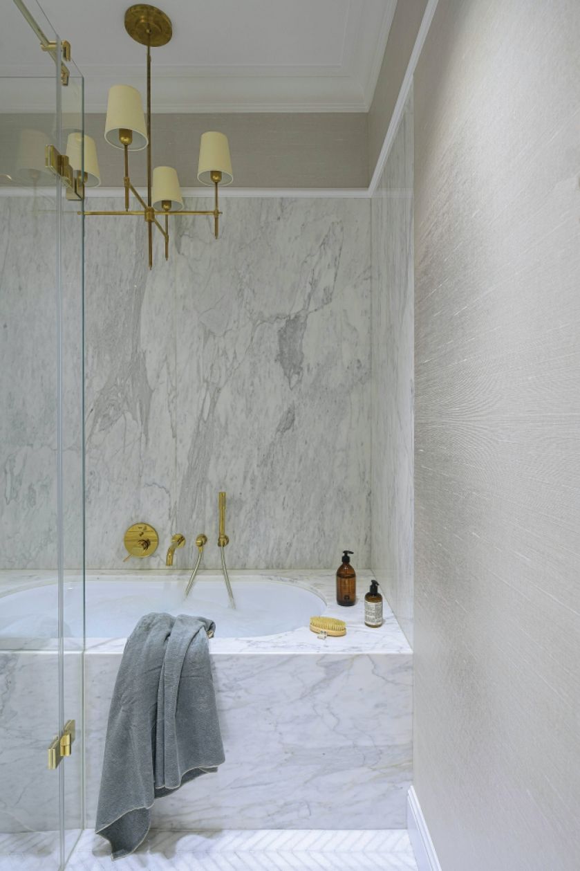 biała łazienka złote dodatki