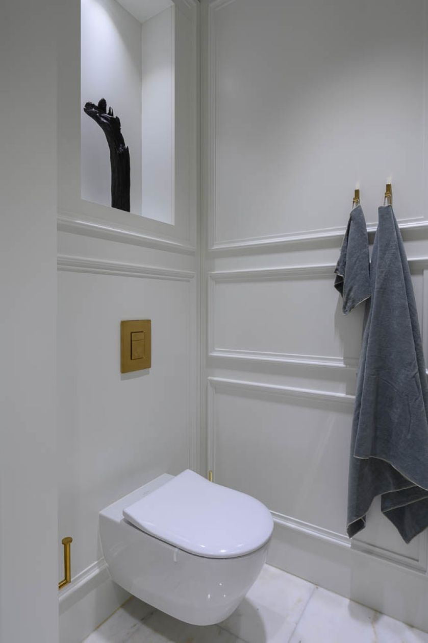 biała łazienka ze złotymi dodatkami