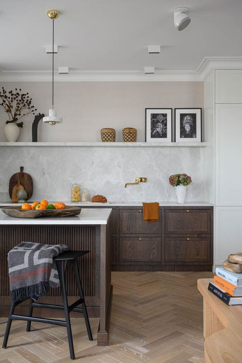 kuchnia z ciemnym drewnem