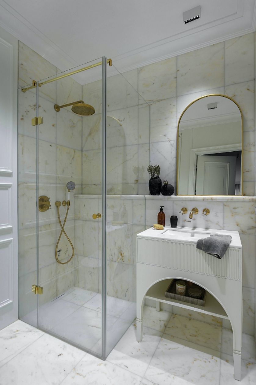 biała łazienka z łukami