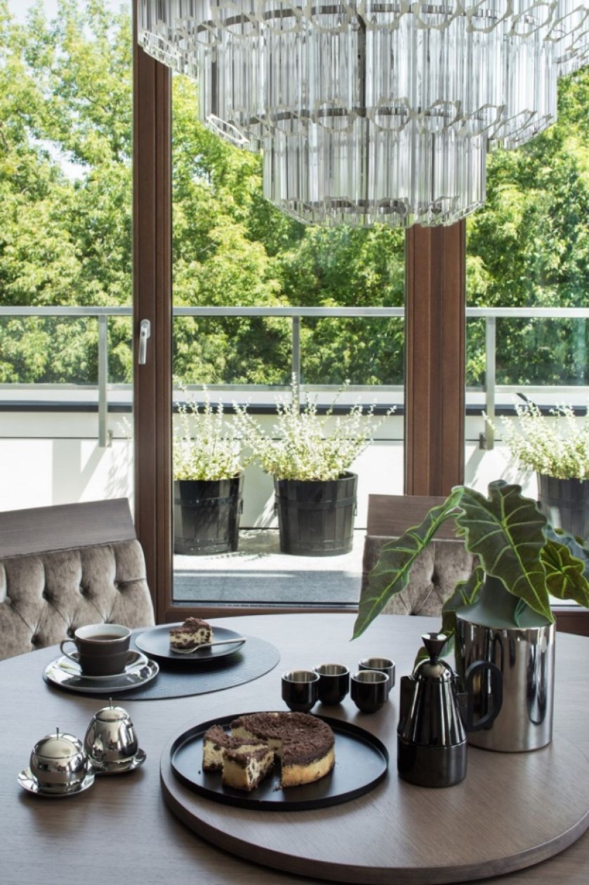 Położony w sercu Warszawy, 160-metrowy luksusowy apartament jest nowoczesny i bardzo elegancki. Monochromatyczne wnętrze z