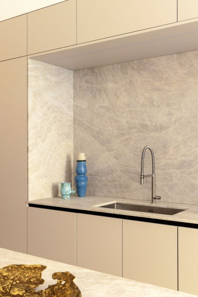 kuchnia w luksusowym apartamencie w Paryżu projektu Stephanie Coutas