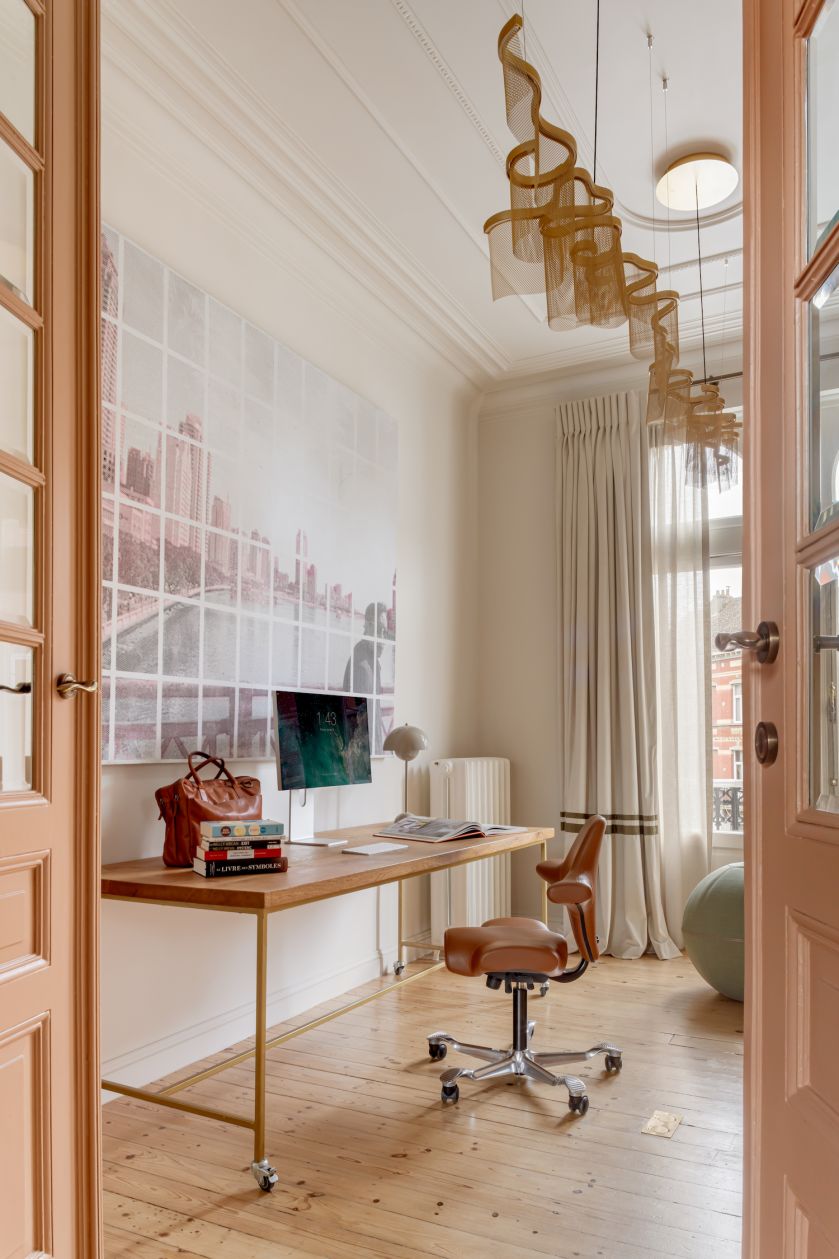 pokój do pracy w mieszkaniu w historycznej kamienicy