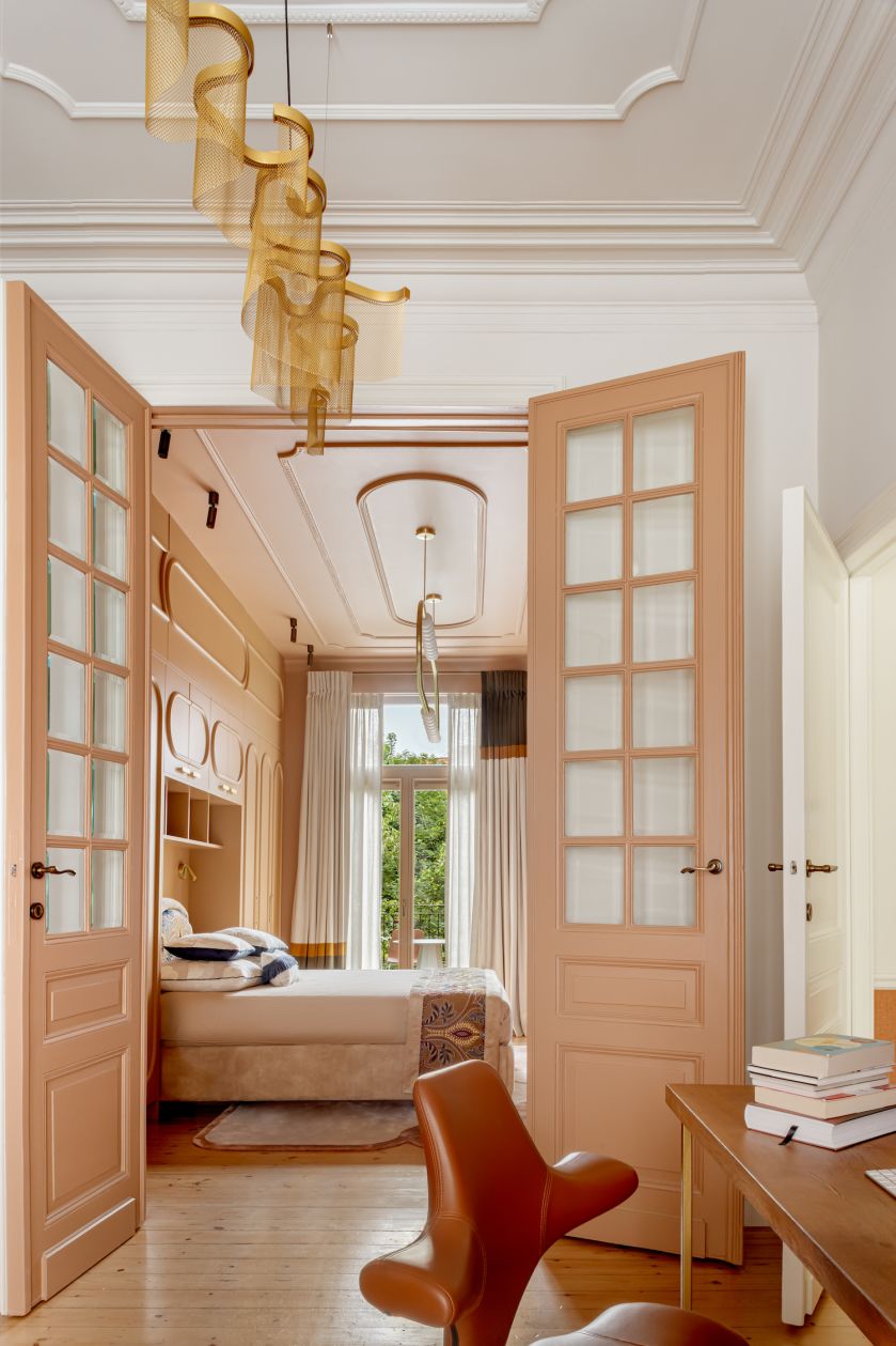 Elegancka sypialnia w starej kamienicy