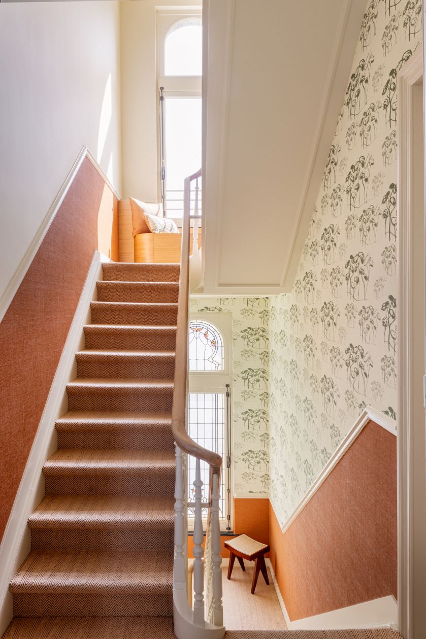 odrestaurowana klatka schodowa w historycznej kamienicy