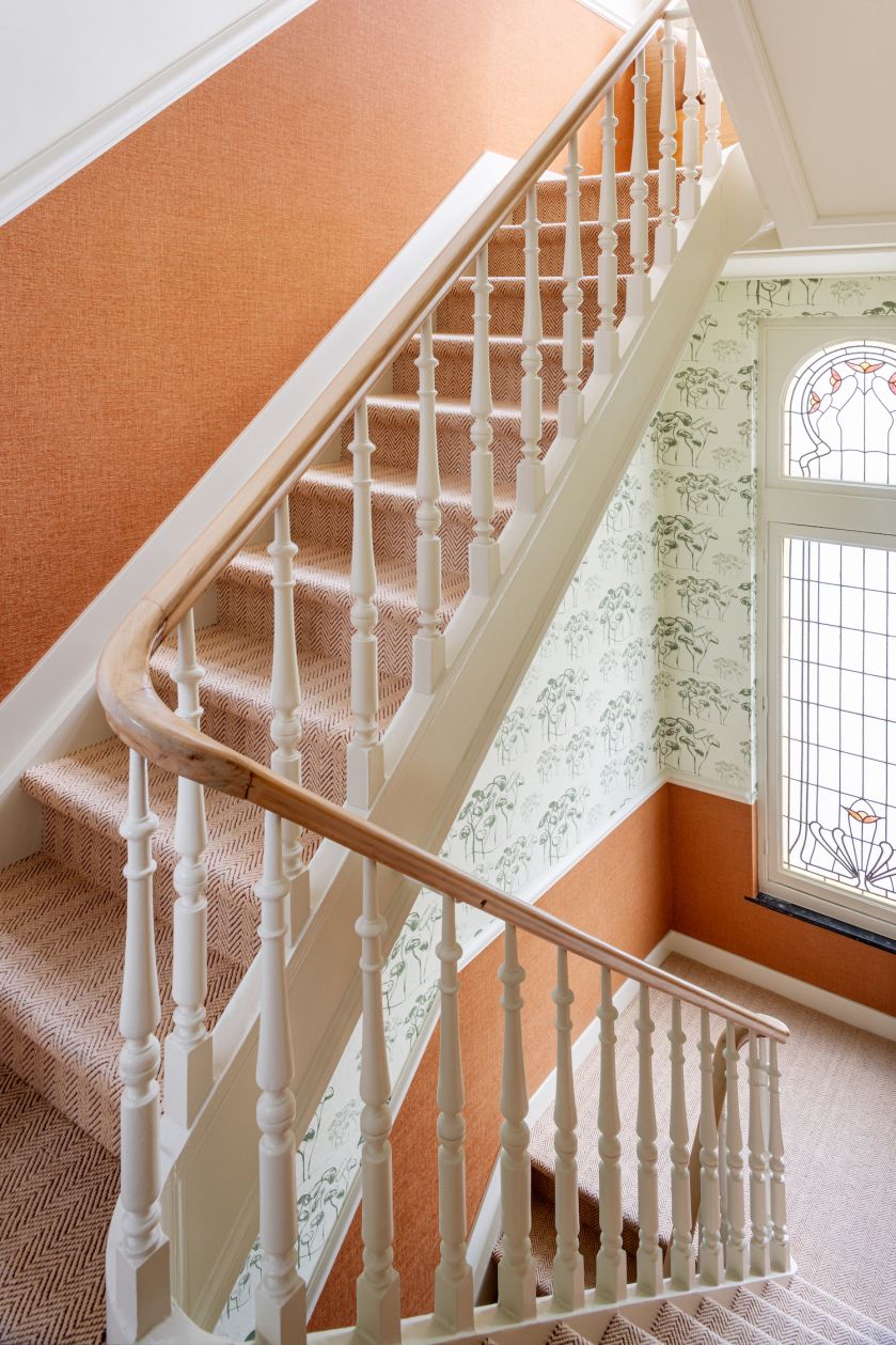 Elegancka klatka schodowa w historycznej kamienicy