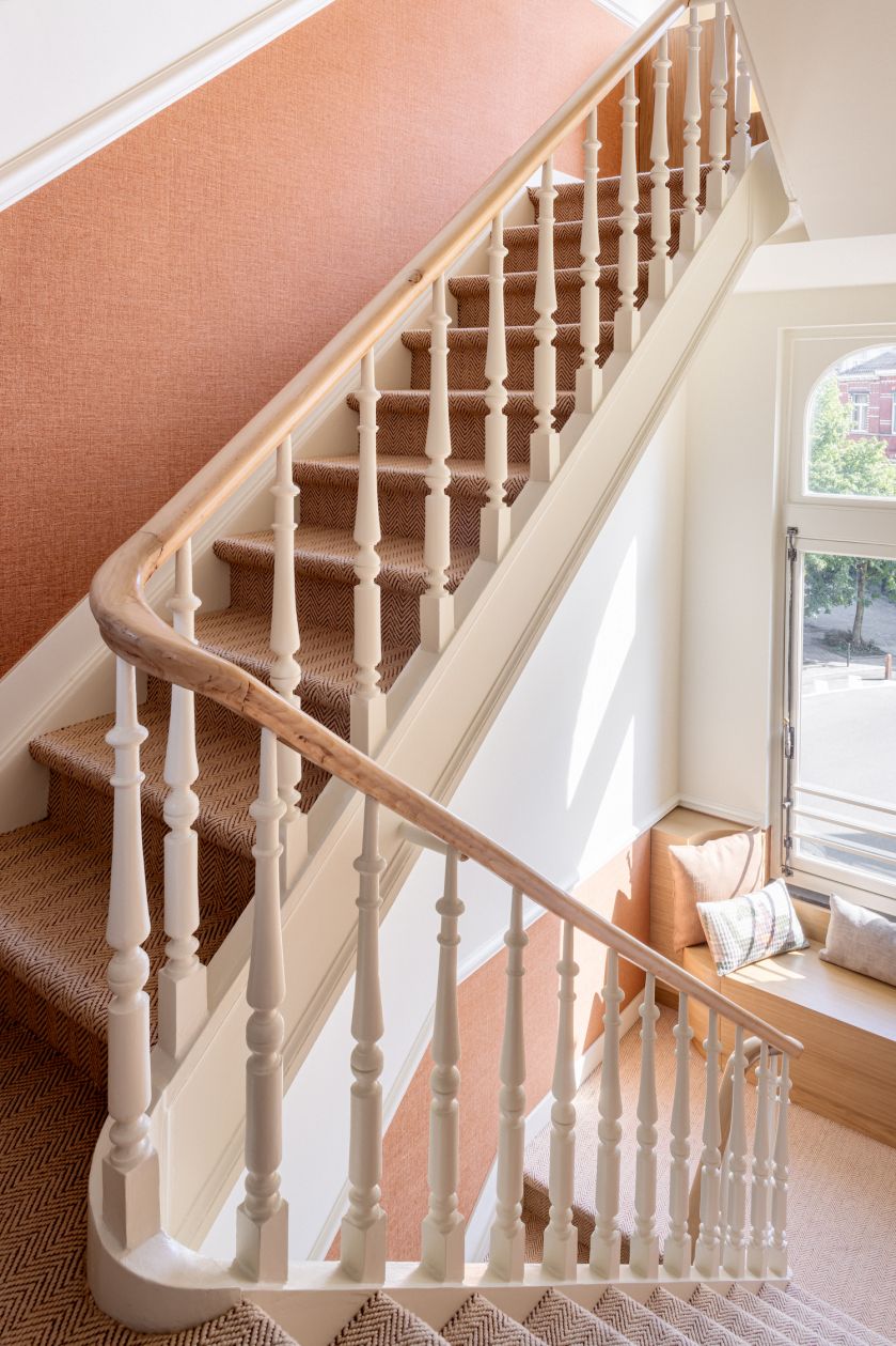 Elegancka klatka schodowa w starej kamienicy