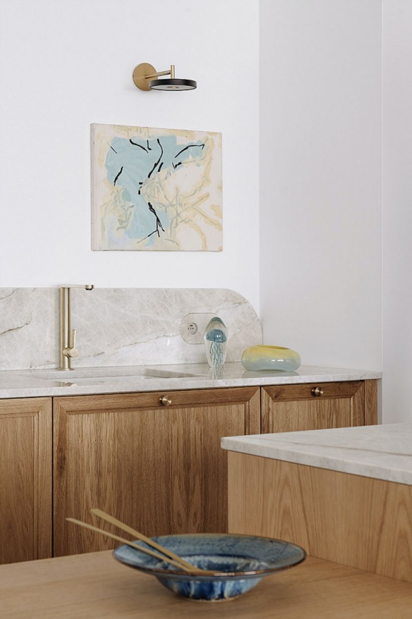 mała kuchnia w eleganckim mieszkaniu nad morzem