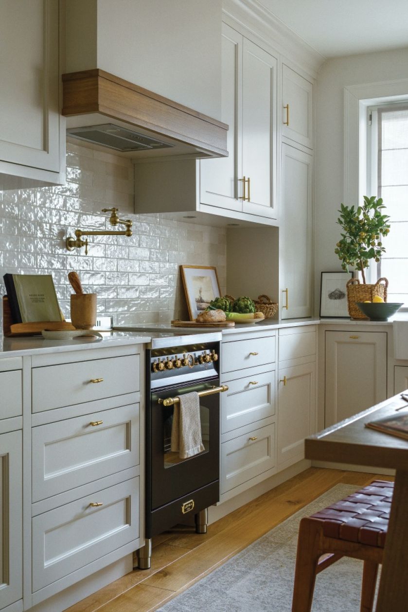 mała kuchnia w mieszkaniu w bloku