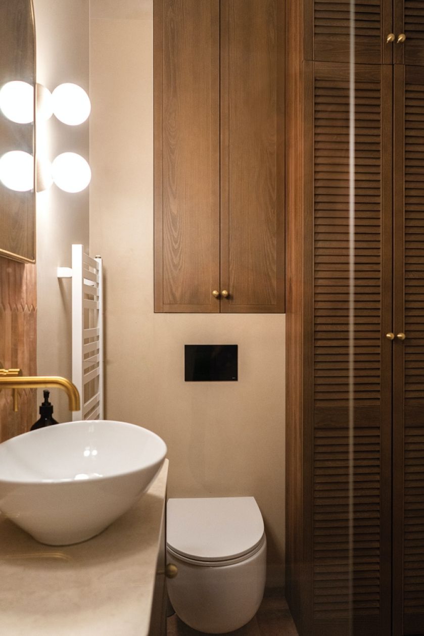 mała łazienka ze sprytnie zaplanowanym miejscem na przechowywanie