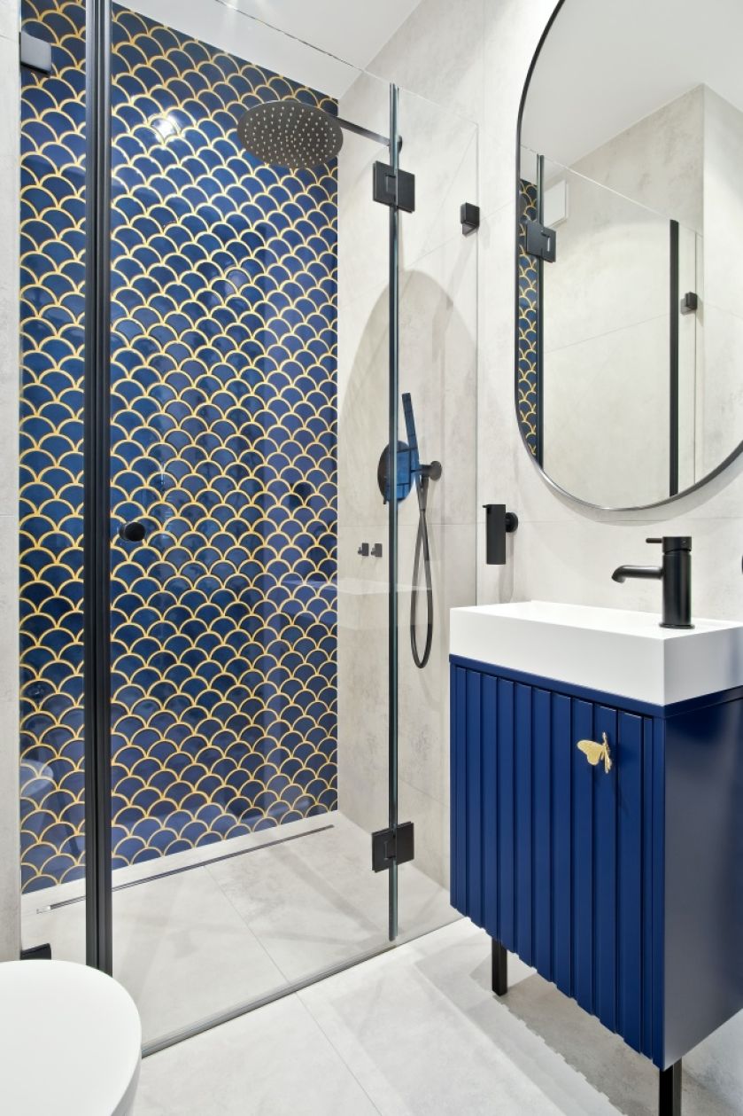 jakimi płytkami wykończyć ścianę pod prysznicem