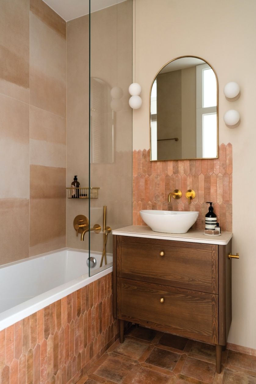 mała łazienka z wanną