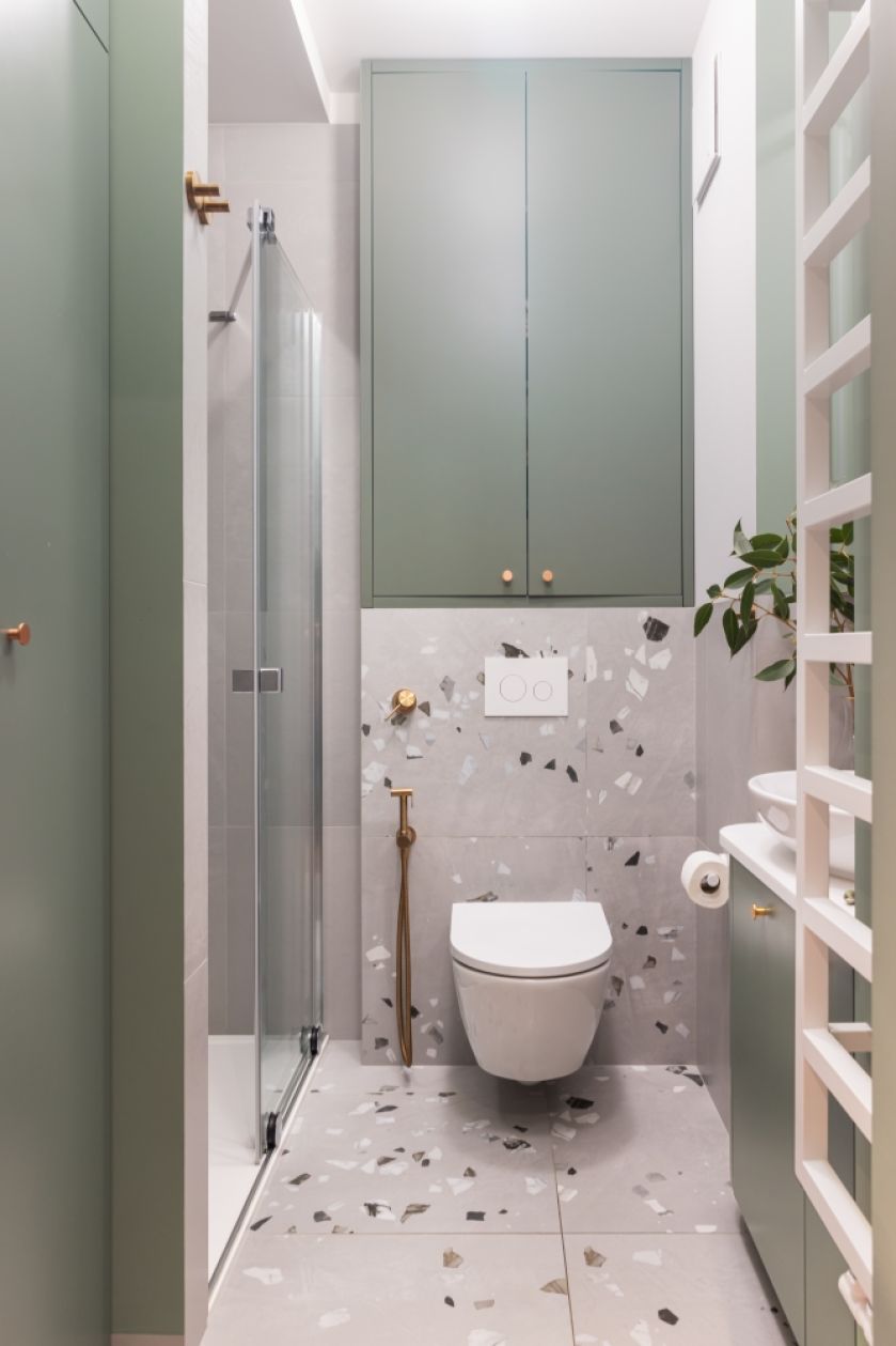 zielona łazienka z miedzianymi dodatkami