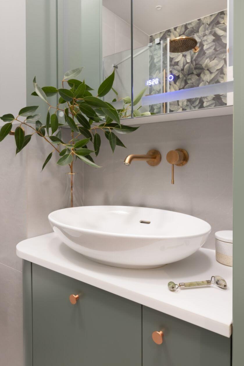 łazienka zielona z miedzianymi dodatkami