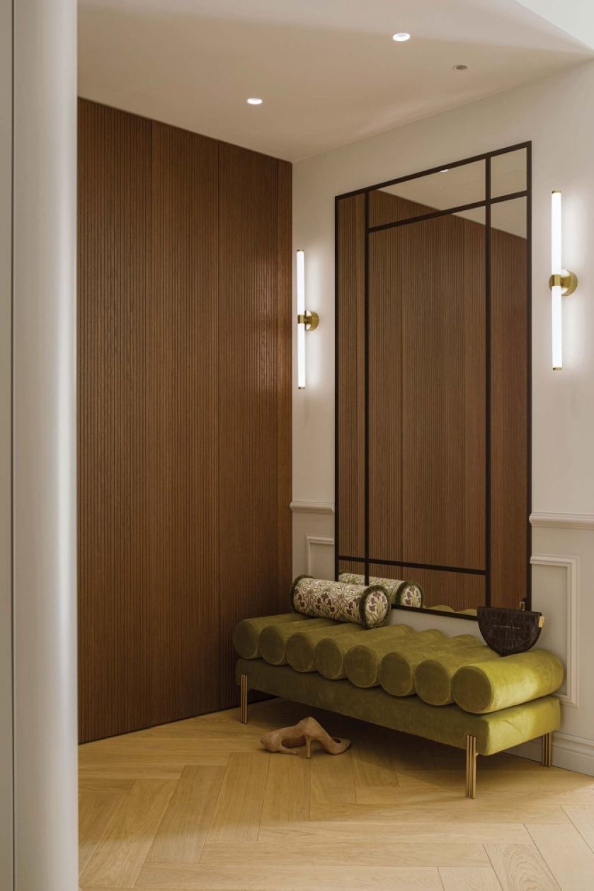 ciemne drewno ryflowane w przedpokoju