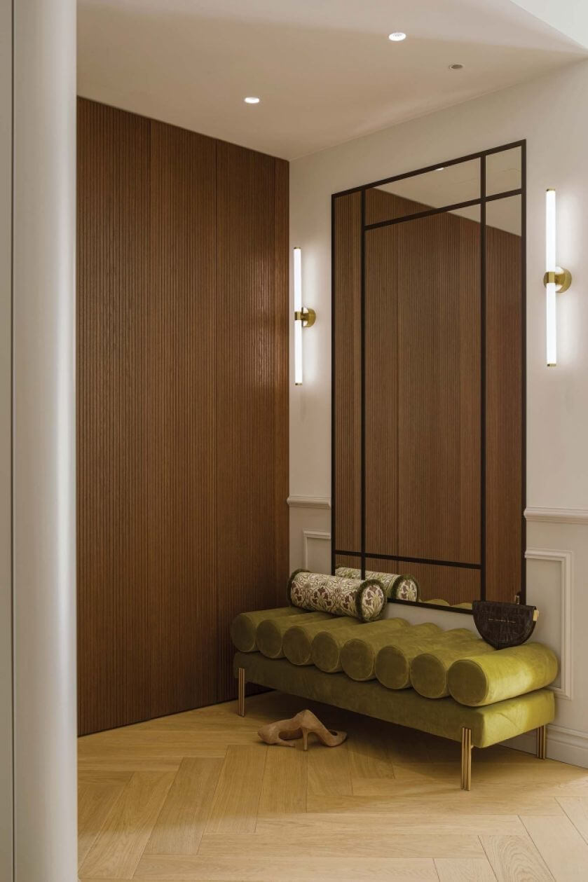 ciemne drewno ryflowane w przedpokoju