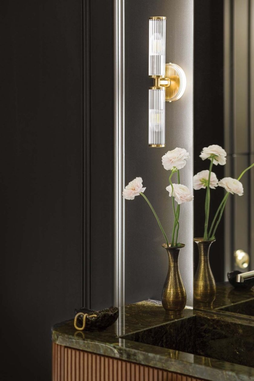 czarna łazienka ze złotymi dodatkami