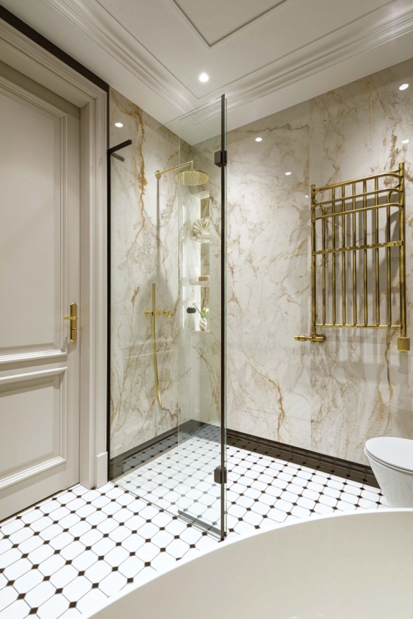 stylowa łazienka w czerni z akcentami złota