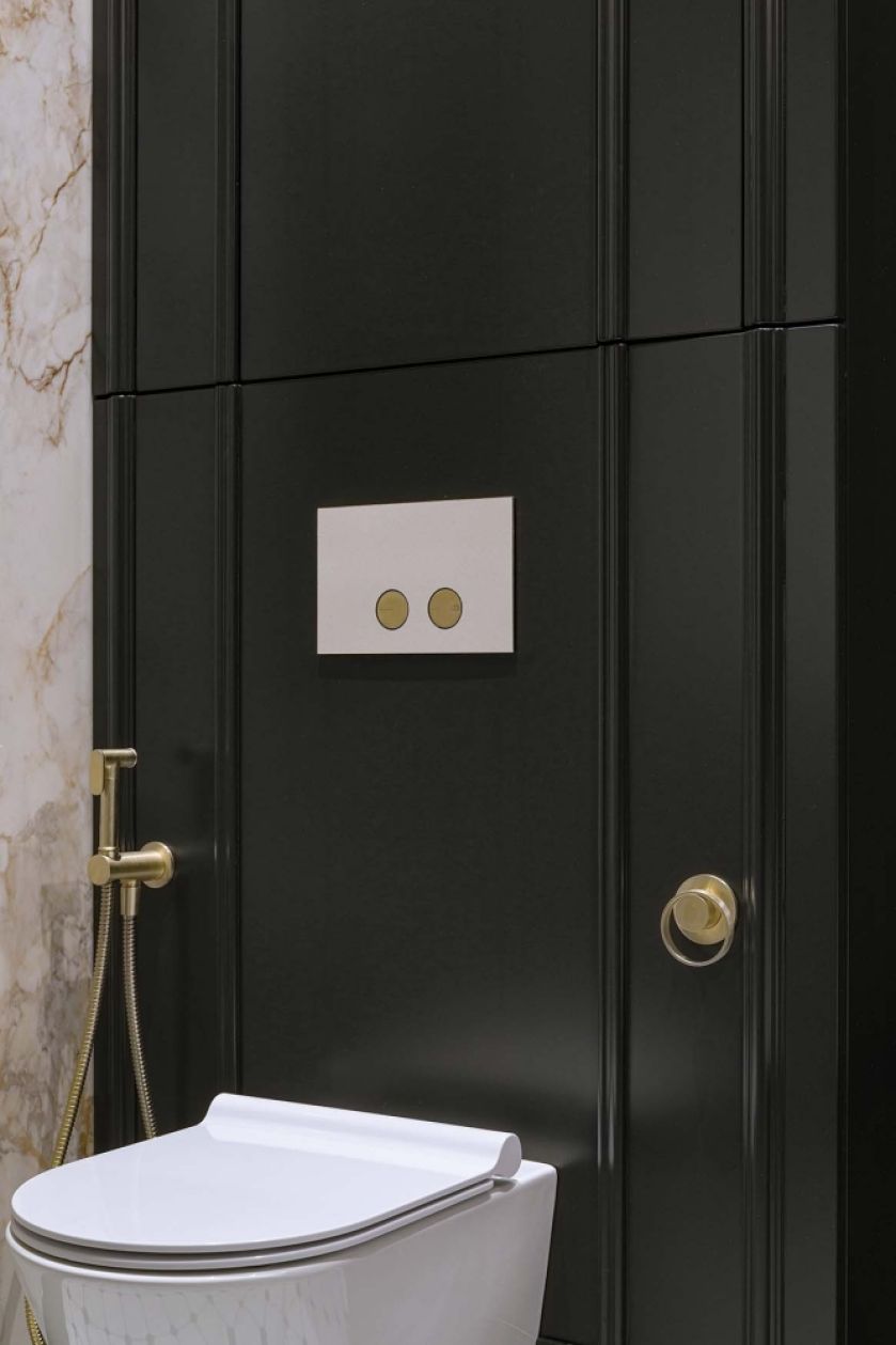 czarna łazienka ze złotymi dodatkami