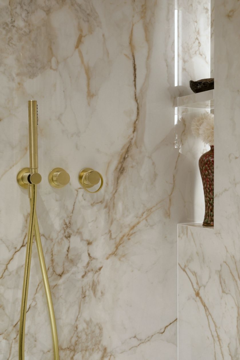 stylowa łazienka z akcentami złota