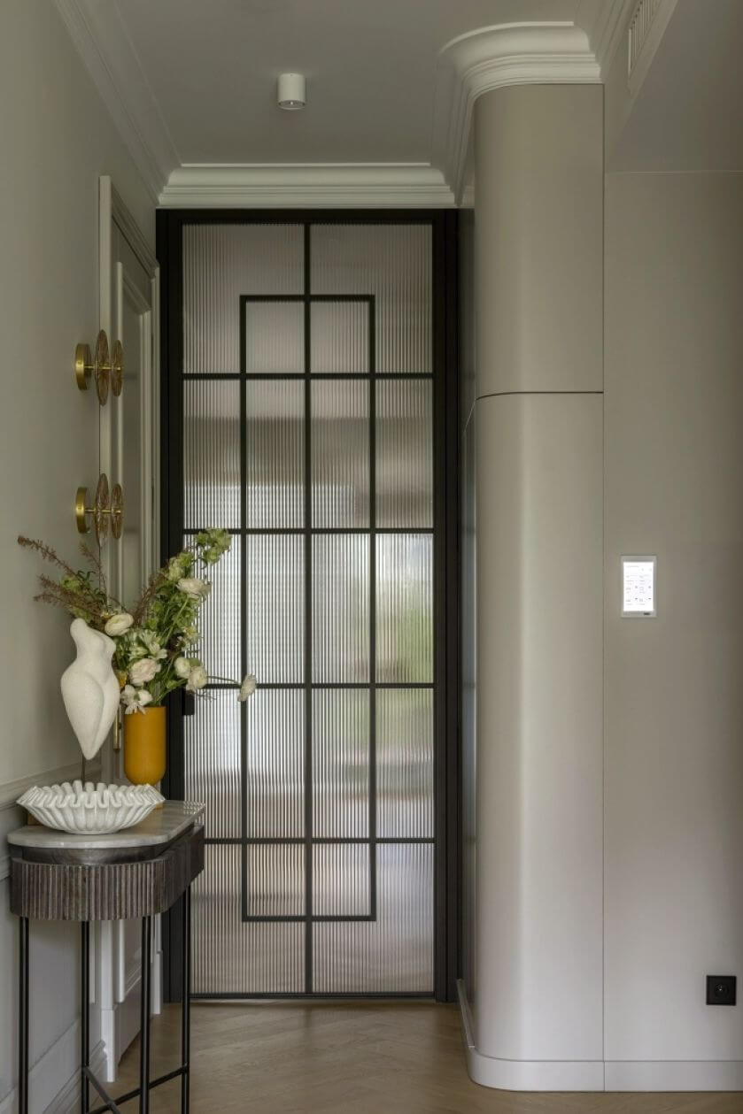 eleganckie mieszkanie z marmurem i sztukateriami