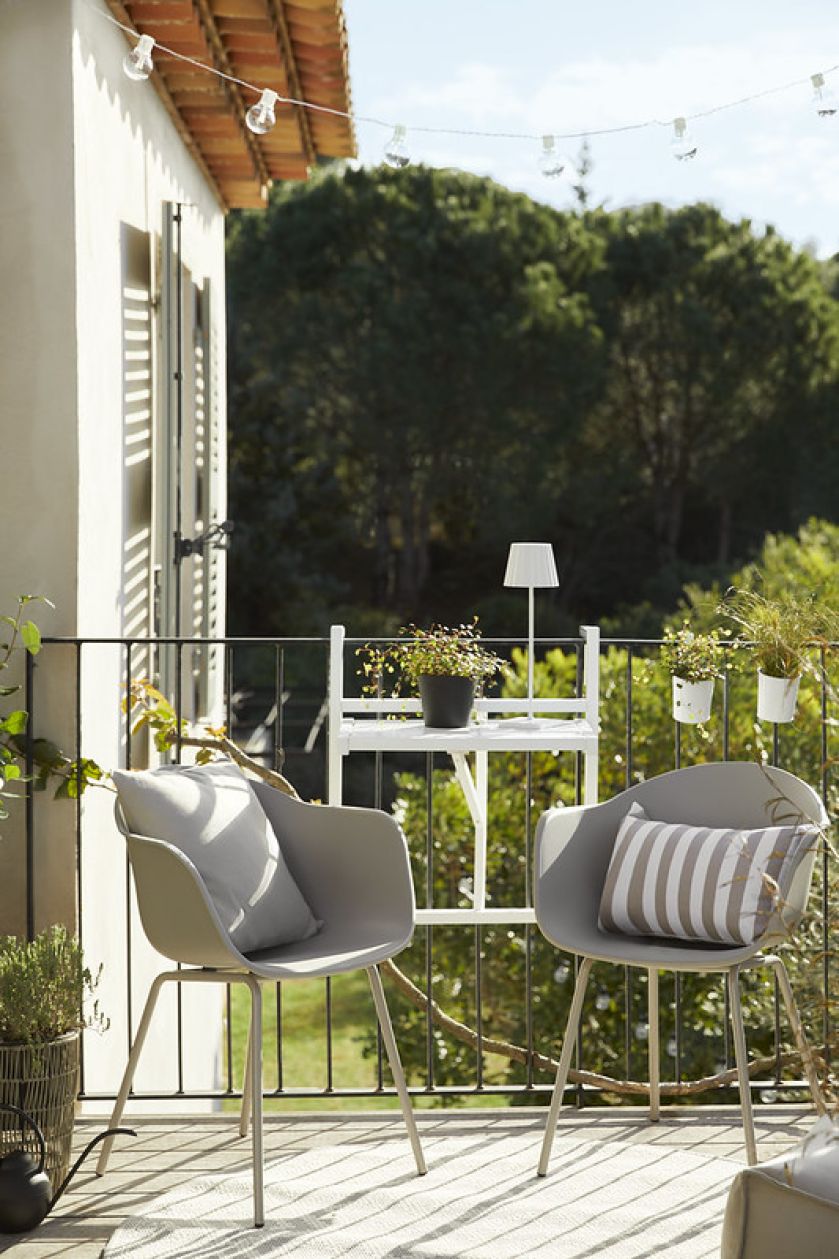 na mały balkon wybieraj sztaplowane krzesła