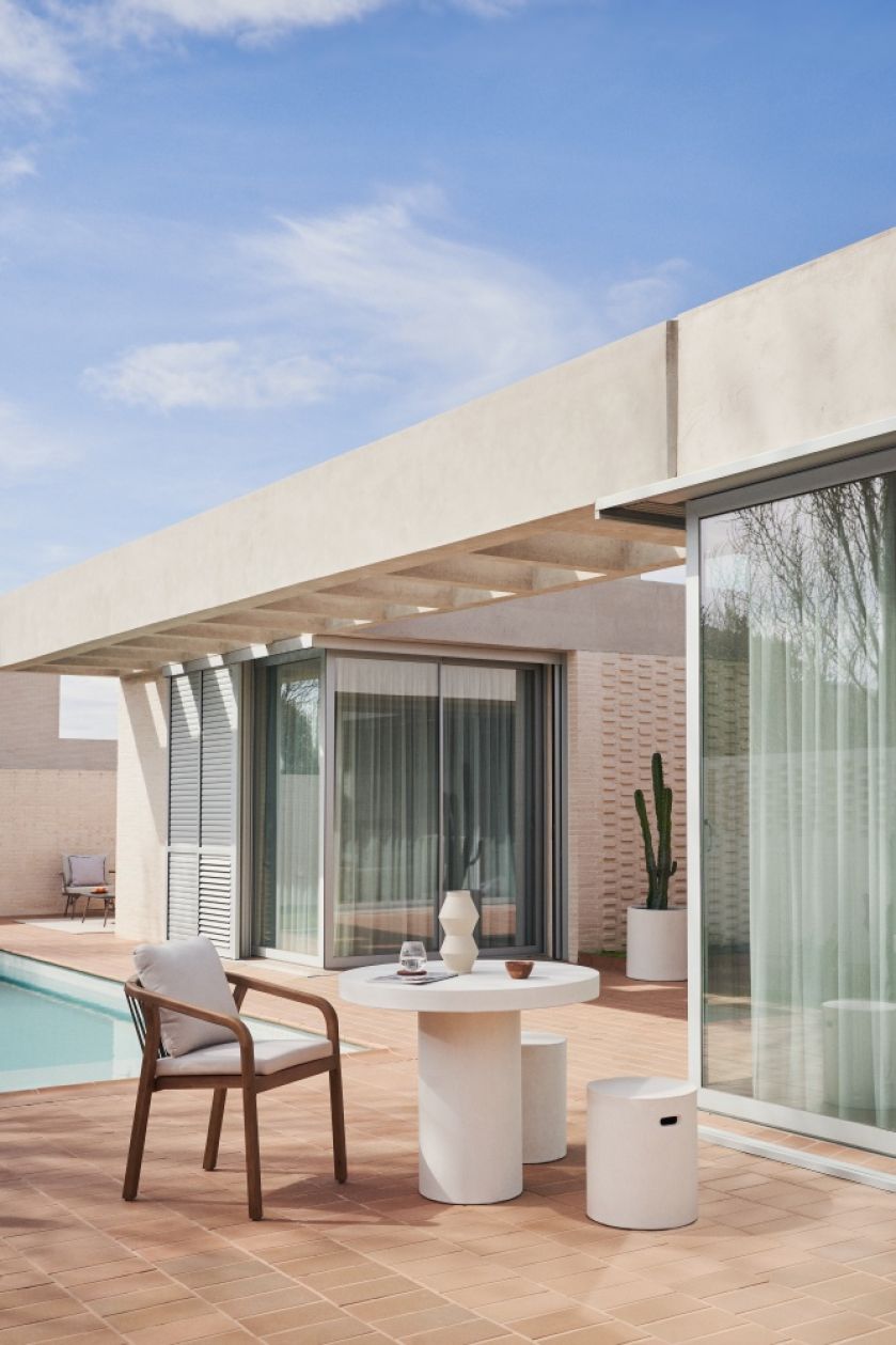 meble ogrodowe z białego cementu