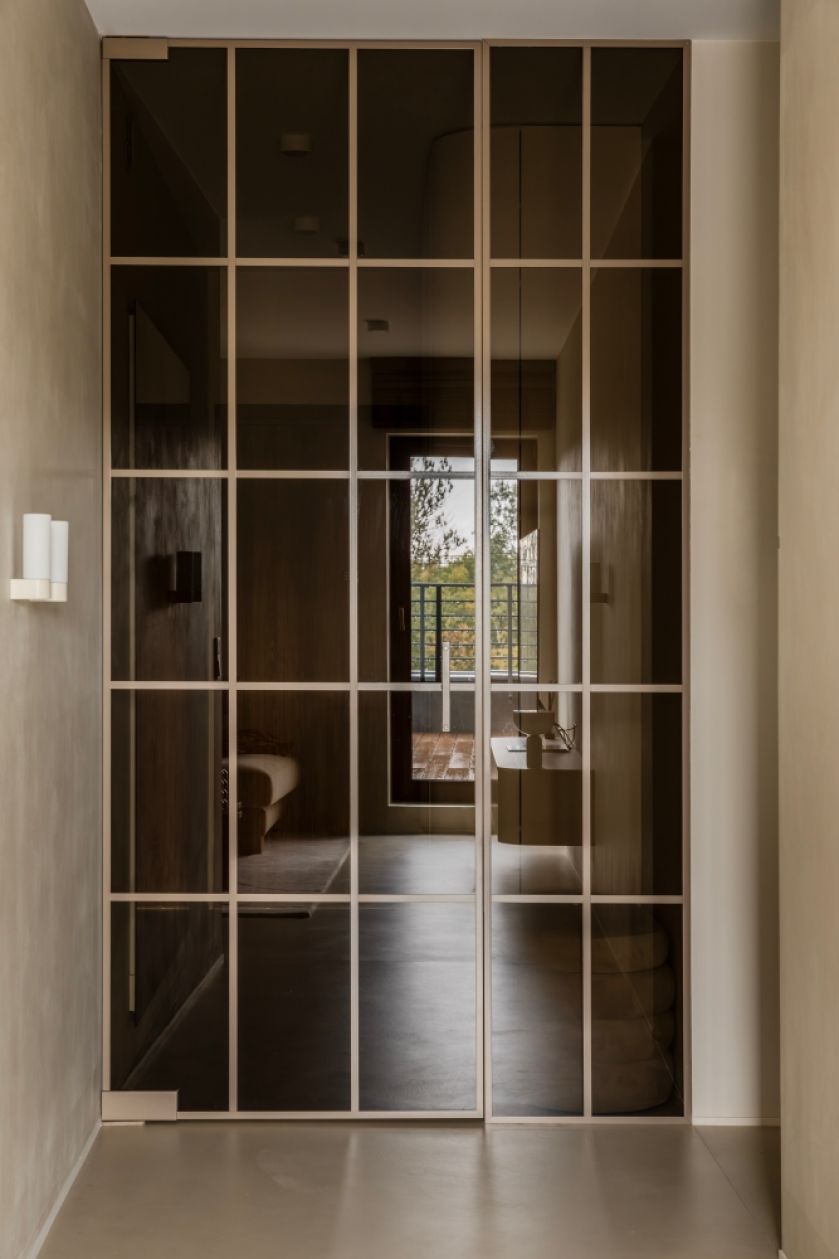 wewnętrzna ścianka działowa ze szklanymi panelami