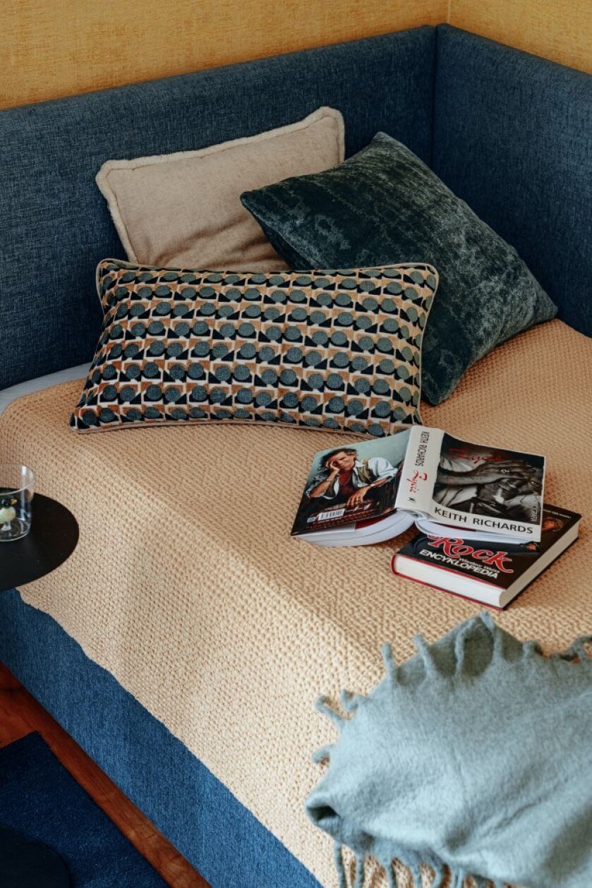 żółto-niebieska sypialnia jak z filmu Almodovara